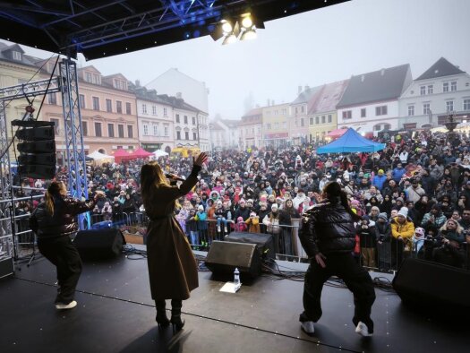 Rozsvícení vánočního stromu 2025 v Tachově přilákalo stovky návštěvníků!